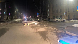 В Кирове на перекрёстке столкнулись две иномарки. Пострадали три человека (ФОТО)