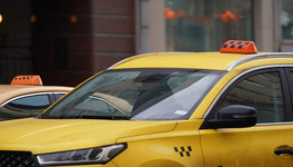 Госдума приняла закон, обязывающий таксистов пересесть на отечественные авто