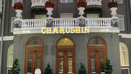 Собственники Hotel Charushin установили на фасаде здания табличку с первым названием гостиницы