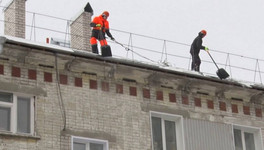 В Кирове от снега и наледи очистили 1 126 скатных крыш