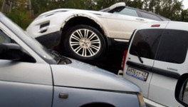 Автоледи на «Рендж Ровере» спровоцировала тройное ДТП и «запрыгнула» колёсами сразу на две машины