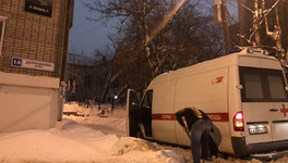 Машина скорой помощи завязла в снегу во дворе на улице Дерендяева