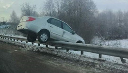 Под Кировом автомобиль повис на ограждении, едва не улетев с моста