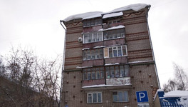 В Кирове после падения снежной глыбы на женщину провели рейд по неочищенным крышам
