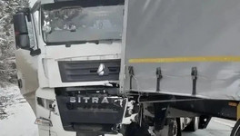 В Омутнинском районе столкнулись три грузовика, есть пострадавшие