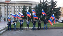 Несогласованное шествие с триколором сопровождали полицейские и неизвестные люди с видеокамерами