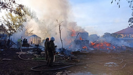В Кирове на Филейке огонь от загоревшихся хозпостроек перекинулся на два дома