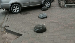В Кирове ограничивают парковку на тротуарах полусферами