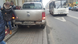 Петербуржцы возмутились тем, как кировчанин припарковал свой пикап на одной из улиц северной столицы