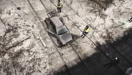 Появилось видео падения автомобиля с моста на Воровского