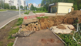 Тротуар обрушился на улице Братьев Васнецовых в Кирово-Чепецке
