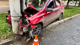 В Кирове машина врезалась в опору ЛЭП, пострадали двое