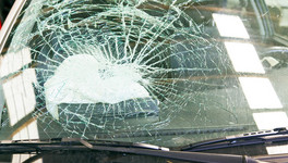 В Нововятске мужчина разбил лобовое стекло автомобиля телефоном