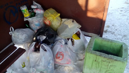 Остановку на улице Павла Корчагина в Кирове жильцы превратили в мусорную свалку