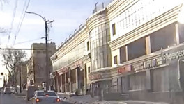 На Октябрьском проспекте снег с крыши упал в нескольких сантиметрах от пешеходов