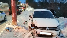 На улице Производственной в Кирове столкнулись три автомобиля