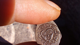 Археологи нашли в Пскове клад из 17 серебряных монет XVI века