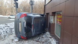 В Кирове на улице Карла Маркса перевернулся автомобиль