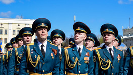 Парад Победы на Театральной площади в Кирове. Фоторепортаж