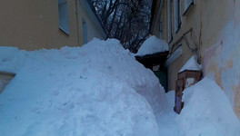 В Кирове выход из подъезда завалило горой снега