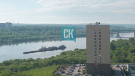 У Старого моста в Кирове заметили баржу