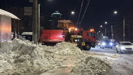 С приходом тепла в Кирове начали вывозить снег с подтапливаемых участков