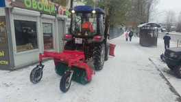 В Кирове продолжают чистить тротуары от снега и льда