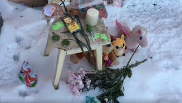 Жители Кирова несут игрушки и цветы к дому, в котором умерла трёхлетняя девочка