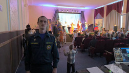 Сотрудники МЧС несут дежурство на новогодних детских праздниках в Кирове