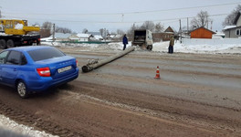 В Кирове грузовик сбил фонарный столб