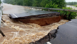 В Кировской области размыло дорогу из-за потока воды
