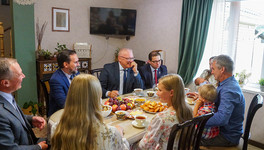 Губернатор встретился с семьёй, воспитывающей семерых детей