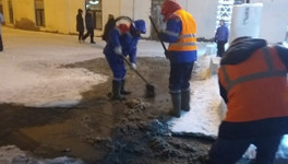 Около катка на улице Спасской прорвало канализацию