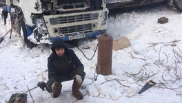 На трассе в Кировской области замерзает водитель