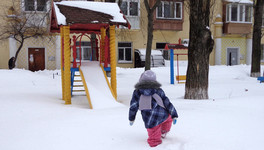 Обязан ли дворник чистить от снега детскую площадку во дворе?