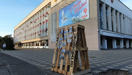 «Универсальный символ разрухи». Кировчанин организовал фотовыставку на поддонах перед городской администрацией
