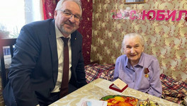 В Кирове ветерана поздравили со 100-летним юбилеем
