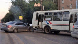На улице Ломоносова Mercedes-Benz врезался в рейсовый автобус