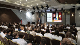 Романа Береснева спросили о молодёжи, стремящейся уехать