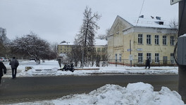 «Кировчанам пока придётся потерпеть»: в администрации города прокомментировали упавший около школы светофор