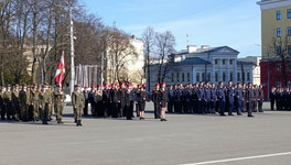 Более 100 юнармейцев репетируют парад на Театральной площади в Кирове