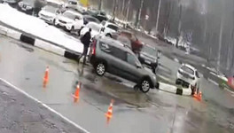 В кировском аэропорту бесправник попытался угнать автомобиль