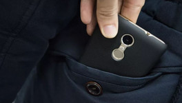 Полицейские в Кирове задержали мужчину, укравшего телефон из кармана куртки