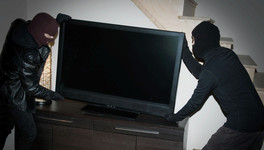 На жителя Нововятска напали в собственной квартире и украли телевизор