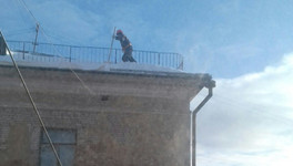 В Кирове коммунальщики чистили крыши домов от снега без страховки
