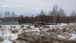 Неизвестные по ночам свозят грязный снег на незаконную снежную свалку в Кирове