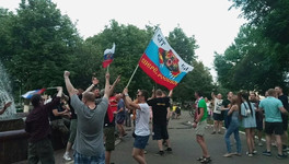 Толпы кировчан вышли на улицы после победы сборной России в матче с Испанией. Фото и видео из соцсетей