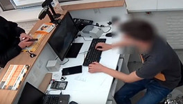 В Кирове вооруженный мужчина ограбил салон связи на Щорса