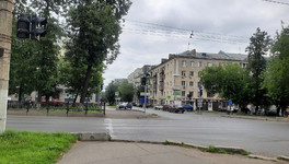 В Кирове протянут кабель через квартал, чтобы подключить неисправный светофор на Молодой Гвардии