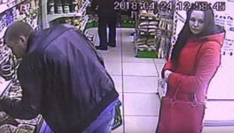 Полиция разыскивает мужчину и женщину, которые обокрали магазин на Советской